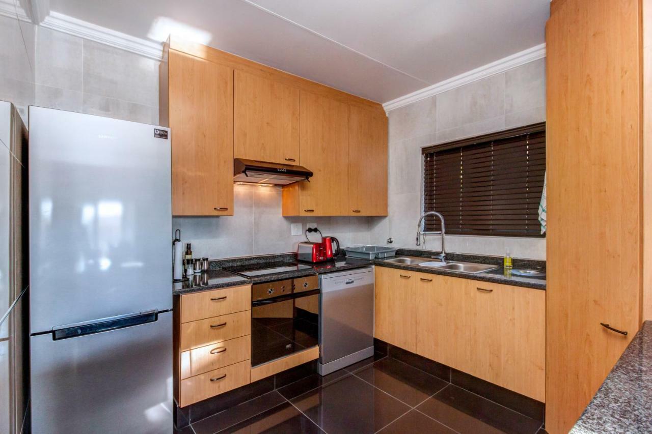 Upmarket Sandton Apartment Johannesburg Exterior photo