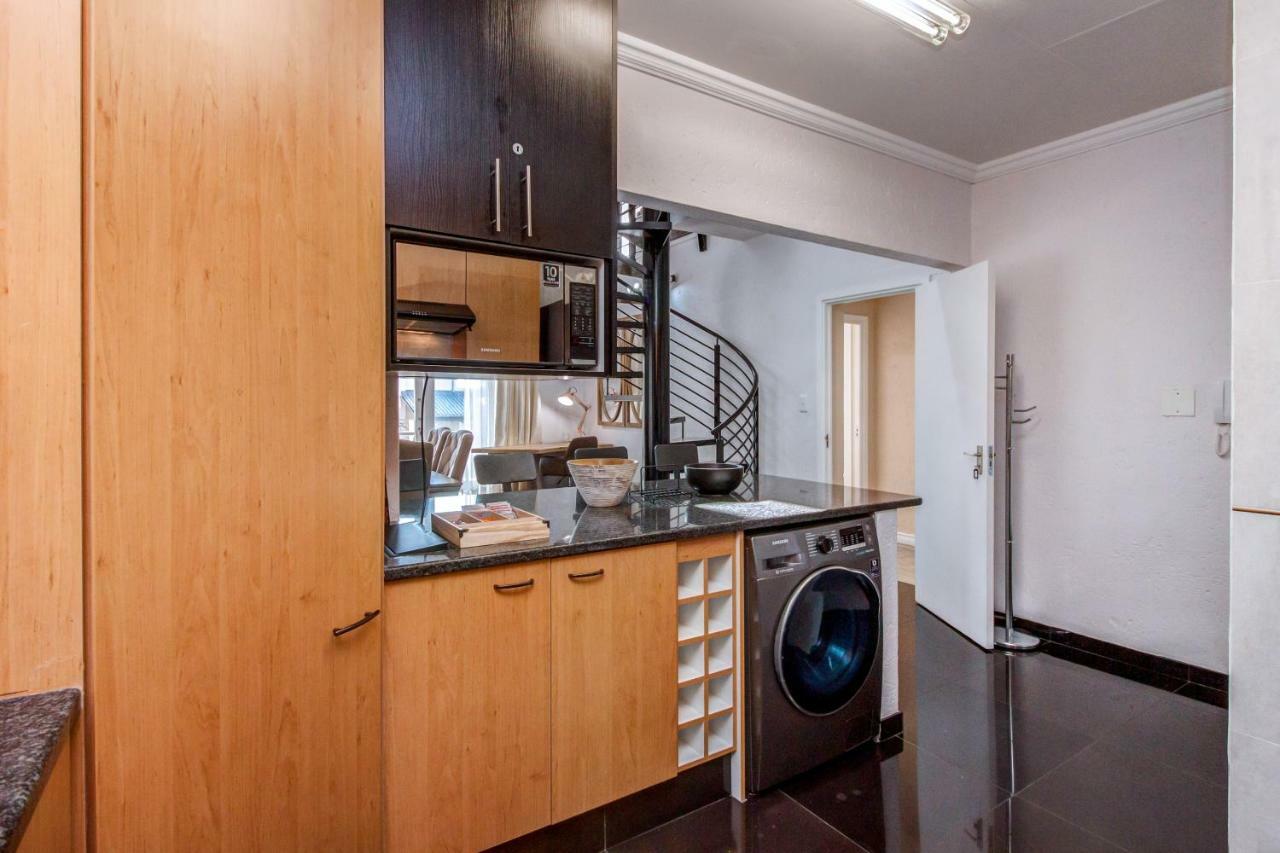 Upmarket Sandton Apartment Johannesburg Exterior photo