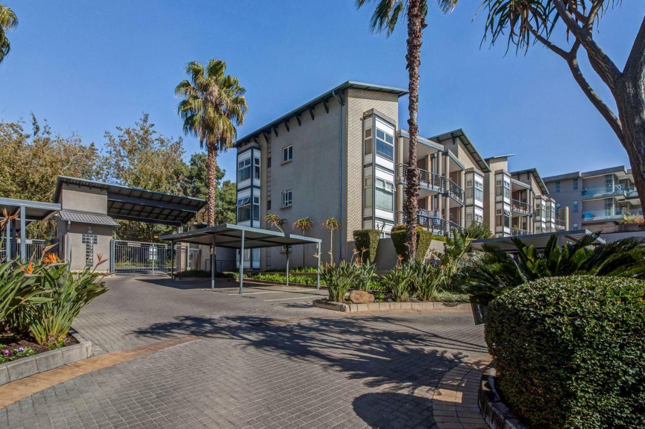 Upmarket Sandton Apartment Johannesburg Exterior photo