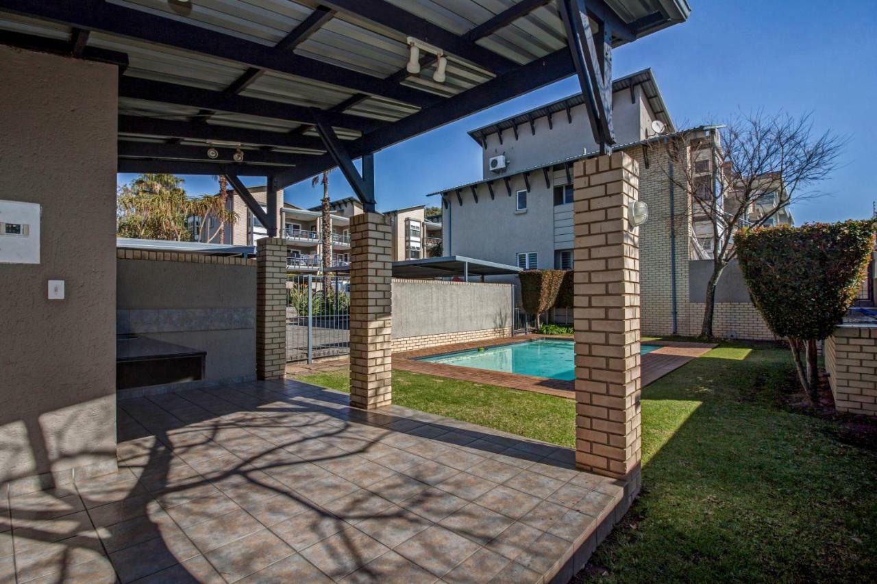 Upmarket Sandton Apartment Johannesburg Exterior photo